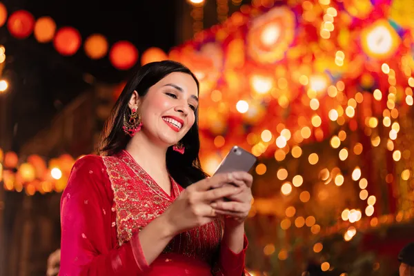 Uma mulher elegante ao lado de máquinas caça-níqueis vibrantes exibindo setes brilhantes, mostrando a variedade de slots no 5YYY.