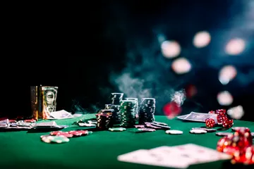 Um close de moedas douradas caindo ao redor de uma roleta girando, representando a ação imersiva do cassino no 5YYY.