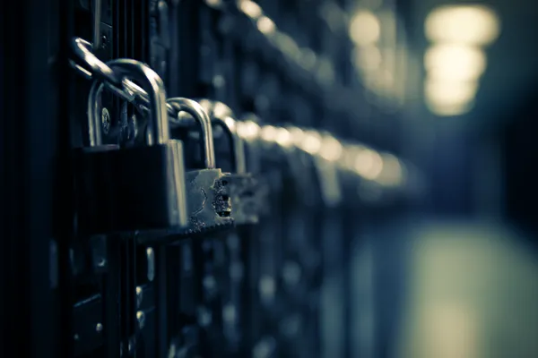 Uma roleta brilhante com fichas em cascata, simbolizando os envolventes jogos ao vivo e instantâneos disponíveis no 5YYY.