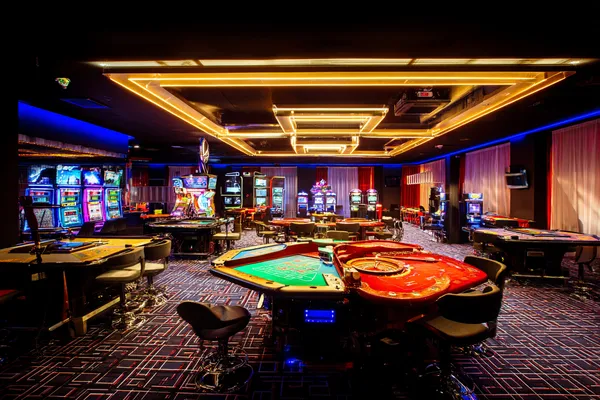 Um jogador usando seu smartphone durante um evento festivo local, representando o cassino totalmente compatível com dispositivos móveis do 5YYY.