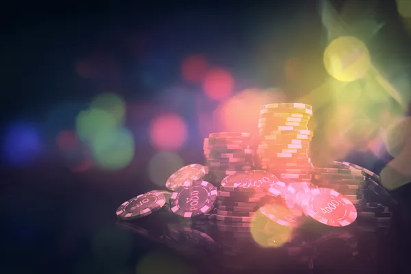 Um laptop brilhando com uma tela de login em um ambiente minimalista, simbolizando o sistema de acesso protegido do 5YYY.