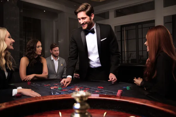 Uma pessoa usando seu dispositivo em um fundo com tema de cassino, ilustrando o processo de retorno suave ao 5YYY.